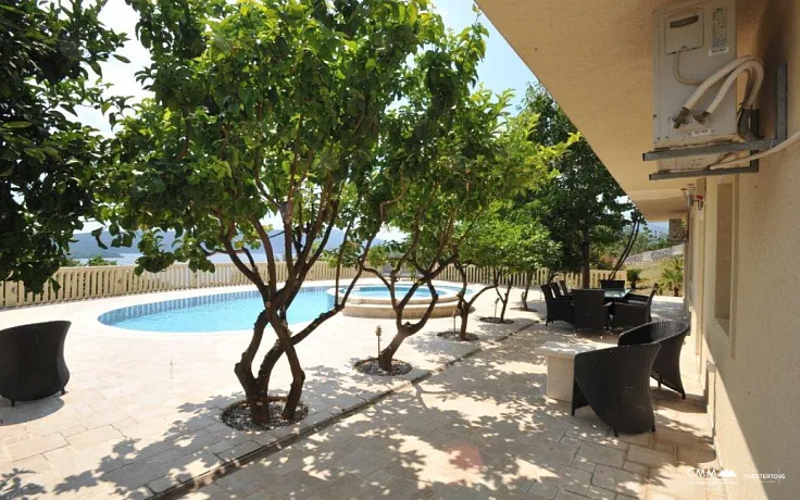 Atemberaubende Villa mit großem Pool und Garten zu verkaufen in Tivat